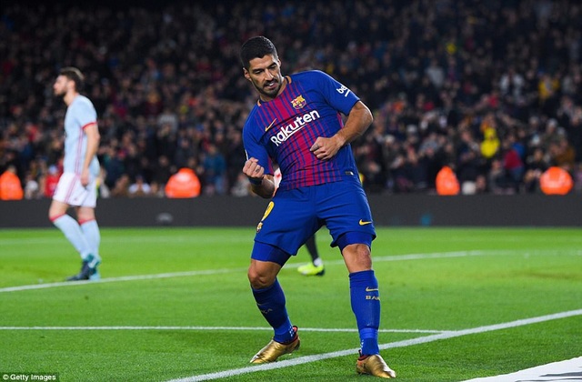 Barcelona 5-0 Celta Vigo: Cú đúp của Messi - 3
Sisto bên phía Celta Vigo còn chuyền về bất cẩn giúp Suarez có được bàn thắng nâng tỷ số lên 4-0