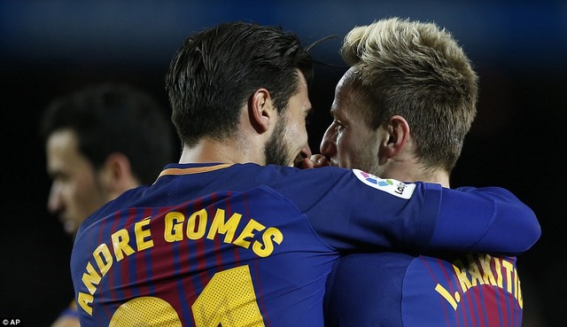 Barcelona 5-0 Celta Vigo: Cú đúp của Messi - 1
Andre Gomes chia vui với Rakitic, người ấn định chiến thắng 5-0 cho Barcelona ở cuối trận