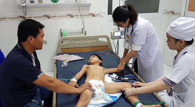 Khởi tố người cha pha thuốc trừ sâu vào sữa cho 3 con uống - 1 Các con của Sơn vẫn đang được điều trị tại Bệnh viện Nhi đồng TP Cần Thơ