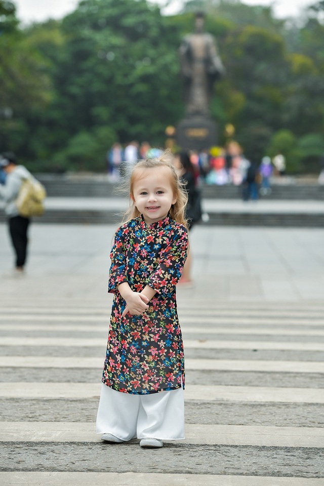 Bé gái người Mỹ diện áo dài tung tăng dạo phố Hà Nội - 2 Gia đình Lily mới tới Việt Nam không lâu, theo sự điều chuyển công tác của cha mẹ bé.