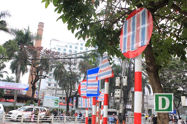 Vì sao hàng loạt biển báo trên phố Hà Nội bất ngờ được... bịt kín? - 4 Vì sao hàng loạt biển báo trên phố Hà Nội bất ngờ được... bịt kín? - 4