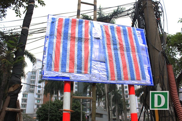 Vì sao hàng loạt biển báo trên phố Hà Nội bất ngờ được... bịt kín? - 6 Một tấm biển báo lớn vừa được dán lại cách đây vài ngày, chiếc thang dùng để phục vụ việc dán biển báo vẫn còn dựa sau tấm biển