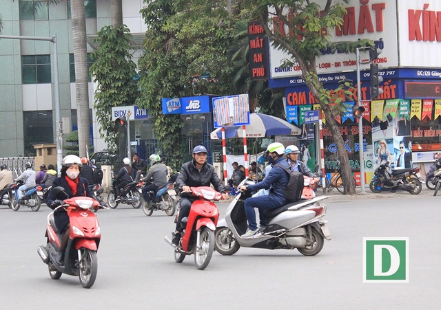 Vì sao hàng loạt biển báo trên phố Hà Nội bất ngờ được... bịt kín? - 2 Một biển báo màu xanh bị che bằng bạt ở đoạn giao Giảng Võ, Cát Linh.