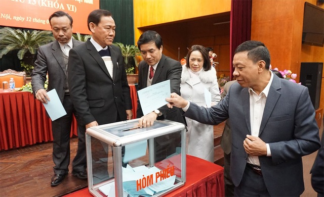 Ông Thào Xuân Sùng chính thức giữ chức Chủ tịch Hội Nông dân Việt Nam - 1 Các đại biểu tham dự Hội nghị bỏ phiếu bầu chức danh Chủ tịch Trung ương Hội Nông dân Việt Nam.