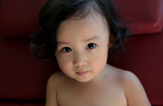 Nét cười bé gái 5 tuổi, nhìn không thể không yêu - 3 Đôi môi chúm chím, mắt có hồn... Đây là bức ảnh của bé Bống được mẹ bé treo trong phòng ngủ