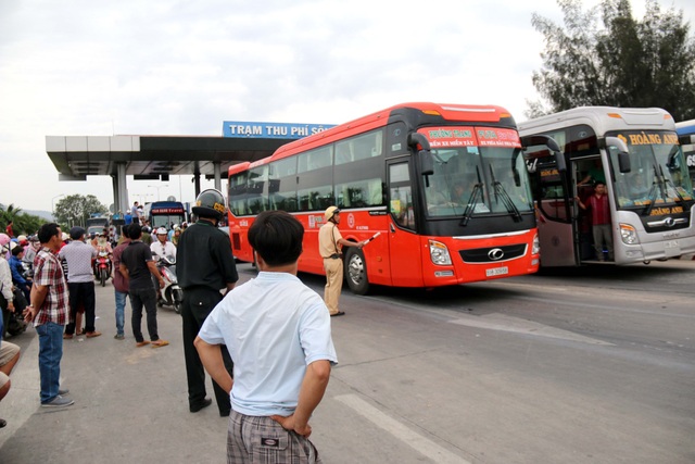 Trạm BOT Sông Phan kẹt xe nghiêm trọng vì bị tài xế phản ứng dữ dội - 3
Lực lượng chức năng có mặt tại trạm vãn hồi tình hình.