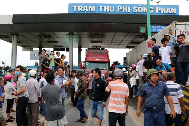Trạm BOT Sông Phan kẹt xe nghiêm trọng vì bị tài xế phản ứng dữ dội - 2
Người dân lân cận trạm thu phí Sông Phan tập trung rất đông để phản đối vì cho rằng họ phải đóng phí cả tuyến đường là không công bằng. Ảnh: Nguyễn Thanh - TTXVN