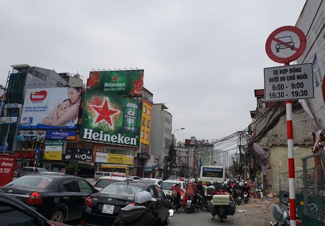 Chính thức cấm xe Uber, Grab trên một số tuyến phố giờ cao điểm - 2 Đầu đường Trường Chinh.
