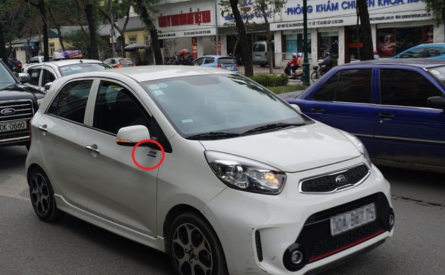 Chính thức cấm xe Uber, Grab trên một số tuyến phố giờ cao điểm - 7 Một xe ô tô hoạt động kiểu như Uber, Grab như này nếu nhìn từ xa sẽ rất khó phát hiện được đây là xe chạy hợp đồng.