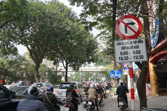 Chính thức cấm xe Uber, Grab trên một số tuyến phố giờ cao điểm - 1 Biển cấm được dựng lên tại đường Láng, gần ngã tư Láng - Lê Văn Lương.