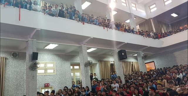 Nóng bừng hội trường, sinh viên nồng nhiệt cổ vũ đội bóng U23 Việt Nam - Qatar - 4 Nóng bừng hội trường, sinh viên nồng nhiệt cổ vũ đội bóng U23 Việt Nam - Qatar - 4