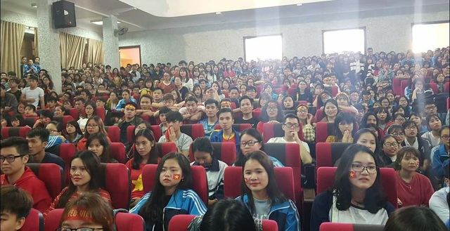 Nóng bừng hội trường, sinh viên nồng nhiệt cổ vũ đội bóng U23 Việt Nam - Qatar - 5
Hội trường ĐH Thương Mại không còn một chỗ trống