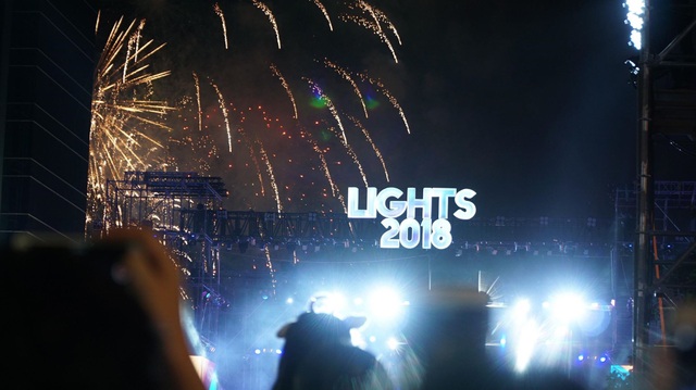 Người dân mãn nhãn với bữa tiệc pháo hoa chào đón năm mới 2018 - 2
Pháo hoa bừng sáng trời đêm Sài Gòn (Ảnh Phạm Nguyễn)