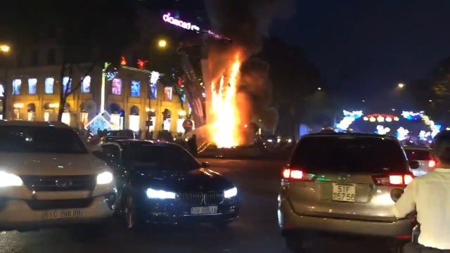 Đèn trang trí vòng xoay nhà thờ Đức Bà bốc cháy ngùn ngụt - 1 Giao thông qua vòng xoay bị hỗn loạn nhẹ