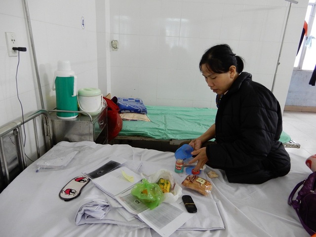 Thắt nghẹn trước hoàn cảnh của người đàn bà bị máy dán gỗ cuốn dập nát tay - 5 Nằm viện, không có tiền mua cơm nên chị Đào thường xin đồ ăn thừa hoặc người ta bỏ đi để ăn