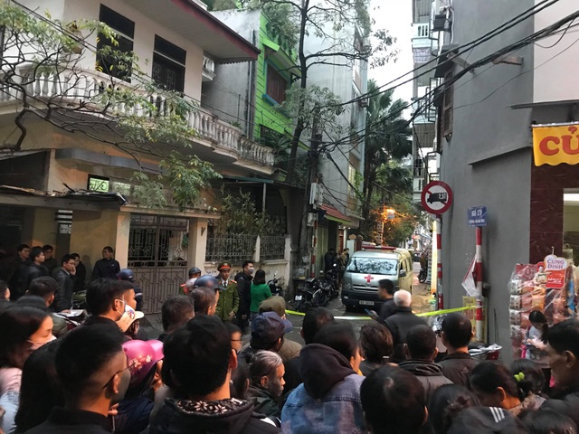 Tìm thấy thi thể Chủ tịch huyện Quốc Oai - 2
Đến 17h30 chiếc xe cứu thương vẫn đỗ trước cửa ngôi nhà xảy ra sự việc
