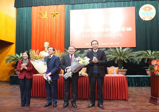 Ông Thào Xuân Sùng chính thức giữ chức Chủ tịch Hội Nông dân Việt Nam - 3 Bà Nguyễn Hồng Lý, Phó Chủ tịch Ban Chấp hành Trung ương Hội Nông dân Việt Nam và ông Lều Vũ Điều, Phó Chủ tịch Thường trực Hội NDVN tặng hoa ông Lại Xuân Môn - Bí thư Tỉnh ủy Cao Bằng, nguyên Chủ tịch Trung Ương Hội NDVN (người cầm hoa bên trái) và ông Thào Xuân Sùng - Tân Chủ tịch Trung Ương Hội Nông dân Việt Nam (người cầm hoa bên phải).