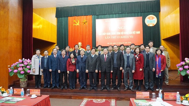 Ông Thào Xuân Sùng chính thức giữ chức Chủ tịch Hội Nông dân Việt Nam - 4 Các đại biểu tham dự hội nghị chụp ảnh lưu niệm cùng tân Chủ tịch Hội NDVN Thào Xuân Sùng.