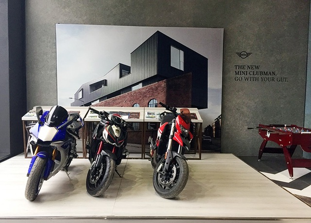 Những hình ảnh cuối cùng của BMW và MINI trước khi về với Trường Hải - 9 Thay thế vị trí trưng bày của các mẫu xe bốn bánh hiện là các dòng xe phân khối lớn do chủ mới tại đây kinh doanh.