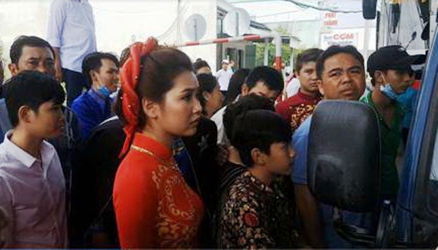 BOT Cần Thơ - Phụng Hiệp: Dân “nóng”, chính quyền sốt ruột, chủ đầu tư “lạnh băng”! - 3
Một cô dâu được đón từ TP Hồ Chí Minh về Cà Mau thì kẹt lại tại trạm BOT này.