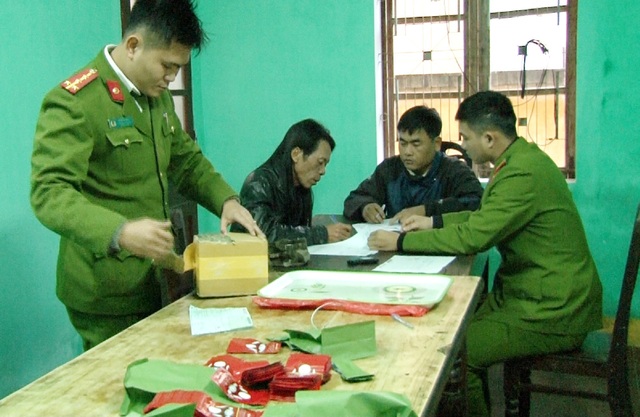 Phát hiện gói bưu phẩm gần 1kg cỏ Mỹ - 2 Công an đang tiến hành lấy lời khai với đối tượng Tuấn cũng như kiểm tra bưu phẩm chứa cỏ Mỹ bên trong