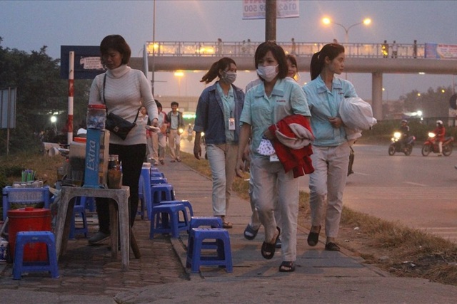 Công nhân "đau đầu" kiếm tiền tiêu Tết - 1 Công nhân "đau đầu" kiếm tiền tiêu Tết - 1