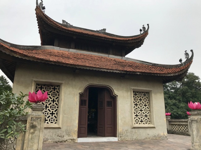 Khám phá bí ẩn vết lõm xuyên 3 thế kỷ trên thành Hà Nội - 11
Hiện nay, lầu trên cổng thành mới được phục dựng một phần và được dành làm nơi thờ Khâm sai đại thần Nguyễn Tri Phương và Tổng đốc Hà Nội Hoàng Diệu. Cụ Hoàng Diệu đã tuẫn tiết tại Võ Miếu vào giờ Ngọ ngày 25 tháng 4 năm 1882 vì không giữ được thành trước sự tấn công của giặc Pháp. Di tích Võ Miếu đã bị giặc phá đi sau đó, nằm tại vị trí đầu phố Chu Văn An đối diện Bộ Ngoại giao ngày nay.