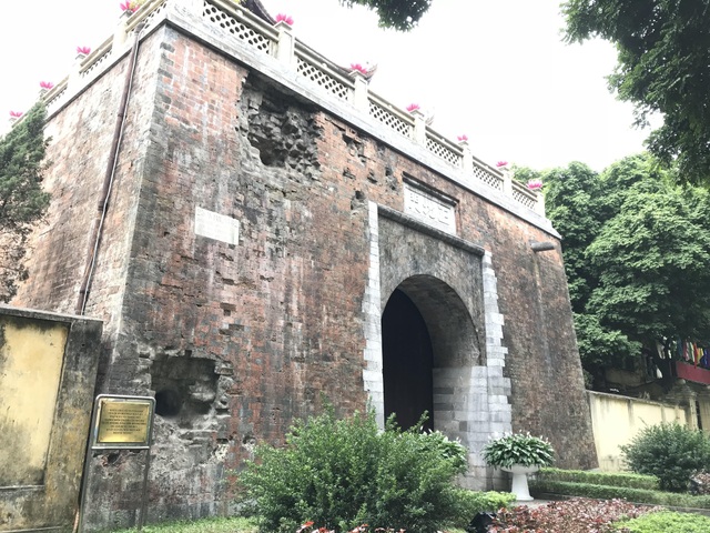 Khám phá bí ẩn vết lõm xuyên 3 thế kỷ trên thành Hà Nội - 2
Tại đây, vào năm 1882, đã diễn ra trận đánh khốc liệt giữa quân nhà Nguyễn do tổng đốc Hoàng Diệu chỉ huy với quân Pháp do đại tá Henri Riviere đứng đầu. Theo một số sử liệu, ngày 25/4, lúc 5 giờ sáng. H.Rivière gởi tối hậu thư đến Tổng đốc Hoàng Diệu hạn đến 8 giờ sáng trong thành phải giải giáp. Quan quân nhà Nguyễn trong thành Hà Nội tổ chức chống cự đơn độc. Đúng 8 giờ 15, các pháo thuyền Fanfare, Surprise, Massue và Carbine từ bờ sông Hồng bắn đại bác vào thành. Tới 10 giờ 45, quân Pháp đổ bộ tấn công vào thành. Đến 11 giờ thì quân Pháp chiếm được thành. 4 binh sĩ Pháp bị thương. Phía quân triều đình có 40 tướng sĩ tử trận.