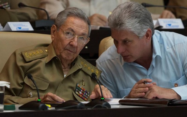 Con đường chính trị của gương mặt sáng giá kế nhiệm Chủ tịch Cuba - 2 Chủ tịch Raul Castro ngồi cạnh Phó Chủ tịch Miguel Diaz-Canel tại phiên họp quốc hội ở Havana ngày 8/7/2016 (Ảnh: Reuters)