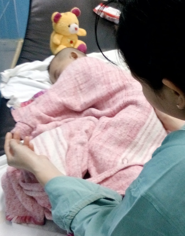 Bé 3 tuổi bị tổn thương bộ phận sinh dục vì nghịch mũi khoan - 1 Cháu M. đang được mẹ chăm sóc tại Bệnh viện Trung ương Huế