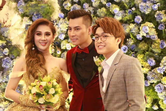 Dàn siêu xe trong đám cưới xa hoa của ca sĩ chuyển giới Lâm Khánh Chi - 15 Bạn bè trong giới đến chúc mừng cặp đôi