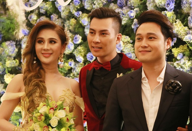 Dàn siêu xe trong đám cưới xa hoa của ca sĩ chuyển giới Lâm Khánh Chi - 17 Anh chụp ảnh lưu niệm cùng Khánh Chi và Phi Hùng