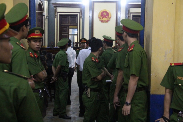 “Đại gia” Phạm Công Danh và Trầm Bê than đau ốm khi ra tòa - 2 An ninh được thắt chặt