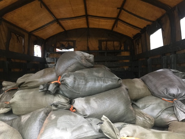 Vụ nổ kinh hoàng ở Bắc Ninh: Dựng các chốt trực 24/24h kiểm tra xe phế liệu - 2 Đầu đạn thu gom được đưa lên xe ô tô mang đi xử lý