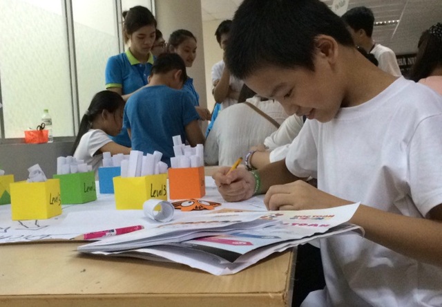 Chương trình môn Toán mới: Đề xuất bổ sung công cụ đánh giá năng lực - 1
Dù chưa có một đánh giá chính thức nào, nhưng giáo viên và học sinh đã dạy và học Toán để thi, vượt qua áp lực thành tích là chính. (Ảnh minh họa)