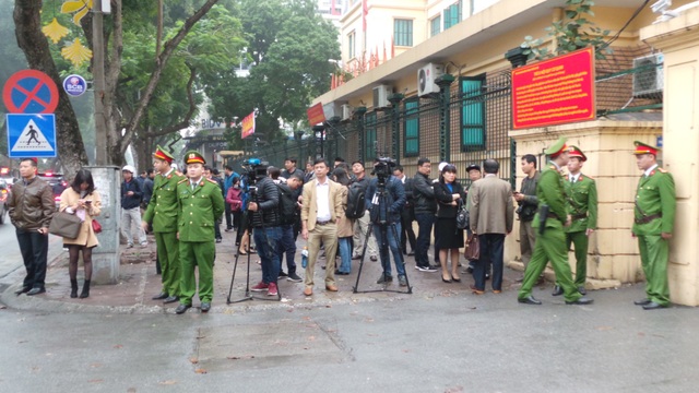 Xét xử ông Đinh La Thăng, Trịnh Xuân Thanh và đồng phạm - 21
Quang cảnh trước cổng tòa sáng nay
