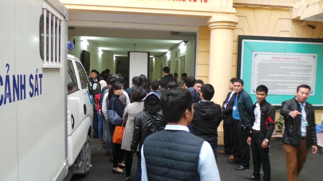 Xét xử ông Đinh La Thăng, Trịnh Xuân Thanh và đồng phạm - 14
Những người liên quan đến vụ án và nhân chứng qua cửa kiểm tra an ninh