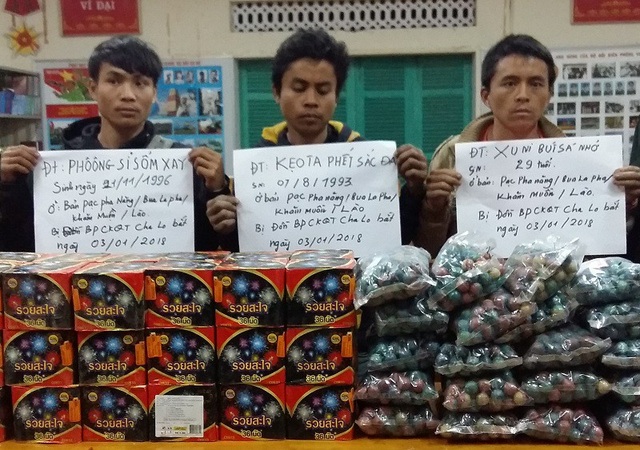 Bắt 3 đối tượng người Lào vận chuyển pháo lậu qua biên giới - 1 Các đối tượng người Lào bị bắt giữ