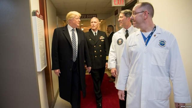 Bác sĩ tiết lộ kết quả khám sức khỏe đầu tiên của Tổng thống Trump - 1
Tổng thống Mỹ Donald Trump (ngoài cùng bên trái) hoàn tất bài kiểm tra sức khỏe đầu tiên. (Ảnh: Nhà Trắng)