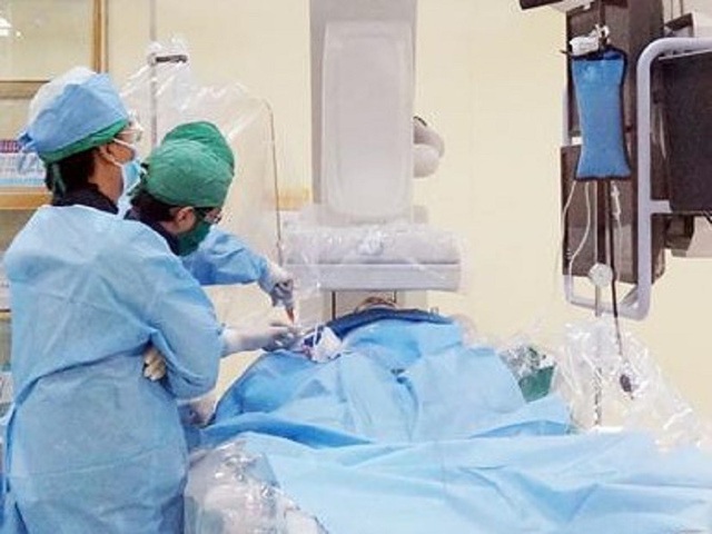 Bảo vệ bị đột quỵ sau ca trực xuyên đêm - 1 Nam bệnh nhân bị đột quỵ, được các bác sĩ can thiệp khẩn để tận dụng thời gian vàng
