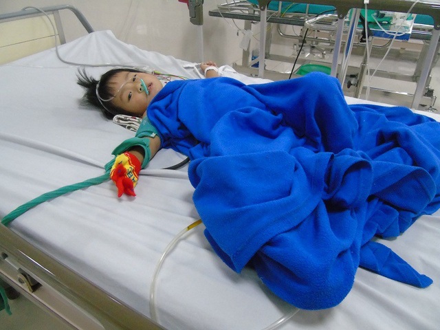 Thương bé 2 tuổi đang nguy kịch khi sớm mất mẹ, cha lại bỏ rơi - 1 Thương bé 2 tuổi đang nguy kịch khi sớm mất mẹ, cha lại bỏ rơi - 1