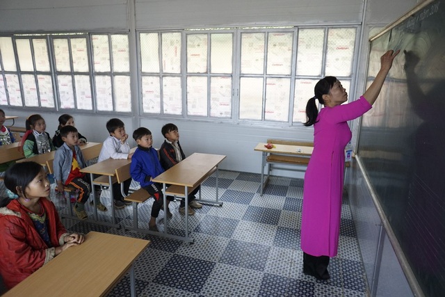 Khánh thành công trình phòng học Dân trí thứ 15 tại Chiềng Kheo - 7
Nếu như trước đây các em học sinh và thầy cô giáo ngồi học trong phòng học được thưng bằng gỗ, nền đất, mái lợp bờ rô xi măng hết sức tạm bợ thì nay đã yên tâm hơn với 3 phòng học mới hết sức khang trang, sạch đẹp
