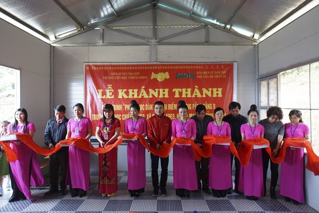 Khánh thành công trình phòng học Dân trí thứ 15 tại Chiềng Kheo - 4
Các đại biểu cắt băng khánh thành công trình phòng học Dân trí tại điểm trường Pắng Sẳng B, trường tiểu học Chiềng Kheo