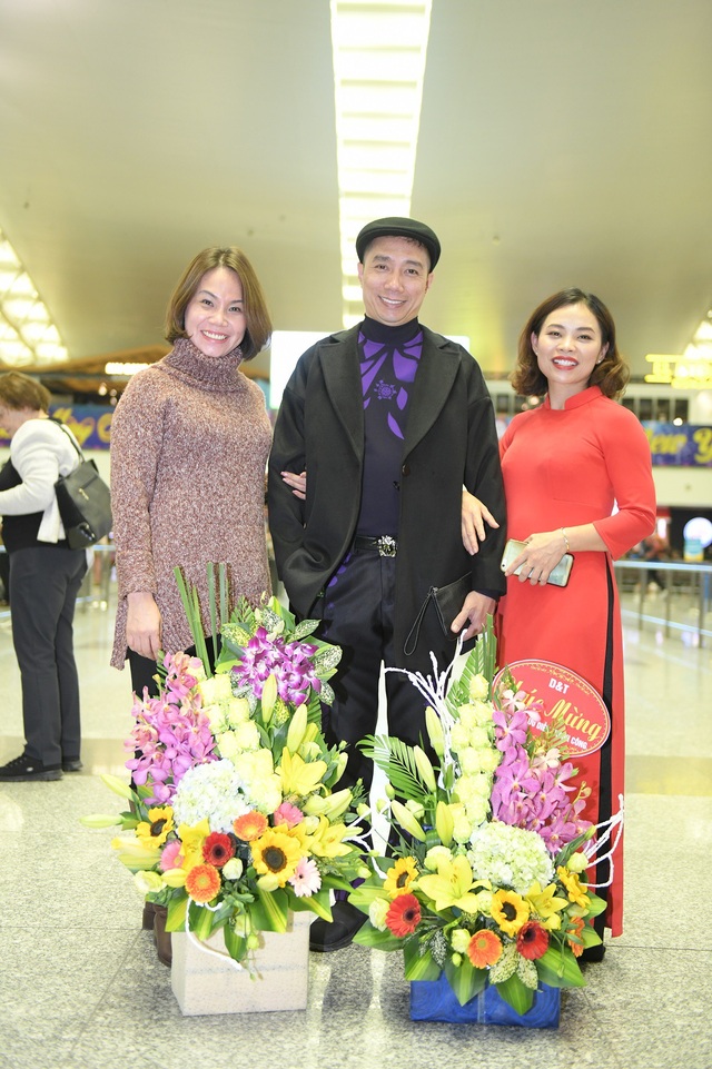 NTK Đỗ Trịnh Hoài Nam mang “hồn dân tộc” tới Tuần lễ thời trang Paris - 1 NTK Đỗ Trịnh Hoài Nam (giữa)