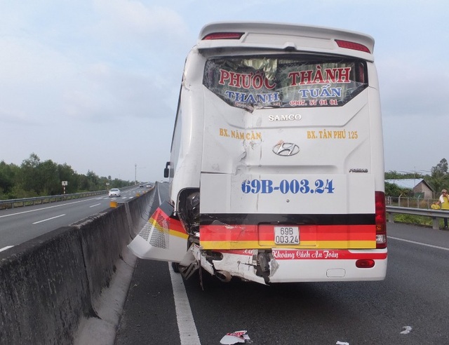 Người đàn ông gãy chân phải đợi xe cấp cứu hơn một giờ do cao tốc “tê liệt” - 2 Xe giường nằm 69B00324 va chạm với xe giường nằm 67B00206