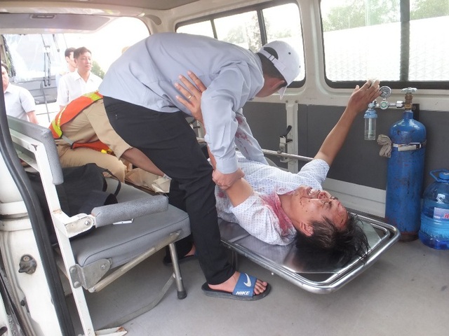 Người đàn ông gãy chân phải đợi xe cấp cứu hơn một giờ do cao tốc “tê liệt” - 3 Hành khách bị gãy chân nằm chờ xe cấp cứu hơn 60 phút trên xe bị nạn