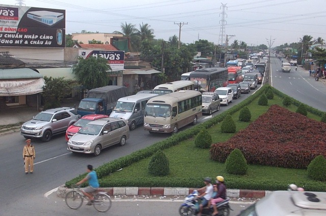 Người đàn ông gãy chân phải đợi xe cấp cứu hơn một giờ do cao tốc “tê liệt” - 5 Ngã tư Lương Phú ùn ứ vì đường cao tốc bị phong tỏa