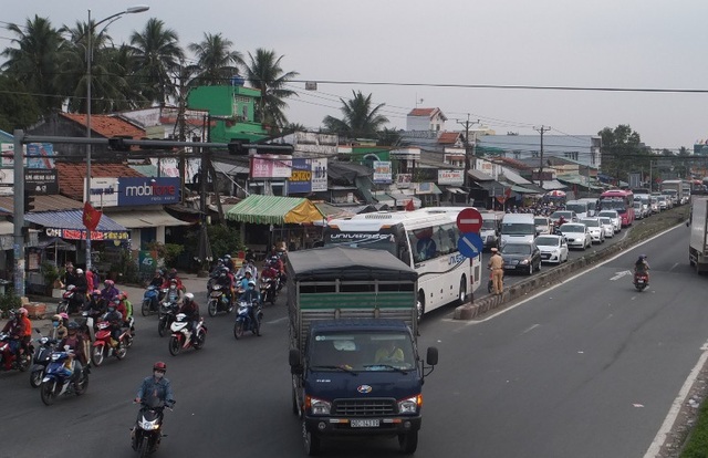 Người đàn ông gãy chân phải đợi xe cấp cứu hơn một giờ do cao tốc “tê liệt” - 6 Vòng xoay Thân Cửu Nghĩa bị ùn ứ