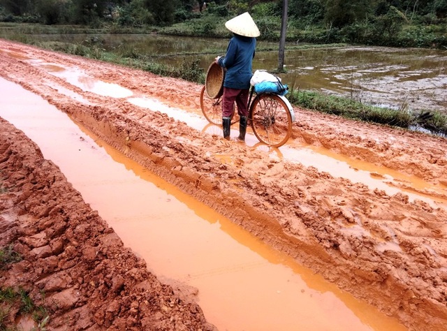 Quảng Bình: Dân khổ sở vì đường liên xã lầy lội, xuống cấp nghiêm trọng! - 2 Tình trạng ổ voi xuất hiện hạng km khiến giao thông đi lại gặp rất nhiều khó khăn