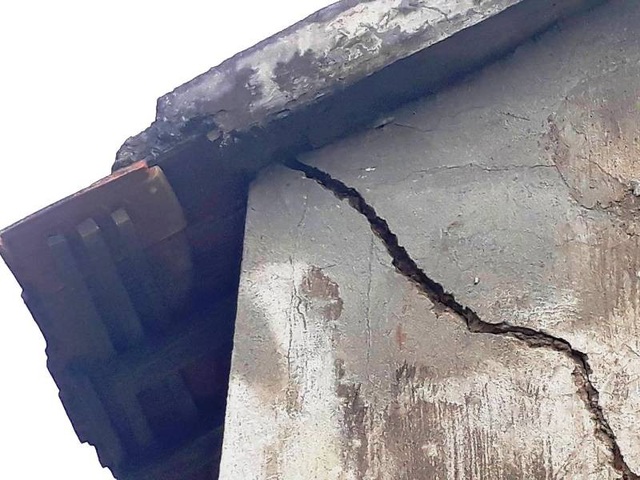 Quảng Bình: Hiểm hoạ từ mỏ đá “hành”… dân! - 2 Nhiều nhà dân sống gần mỏ đá Lèn Hung nứt toác